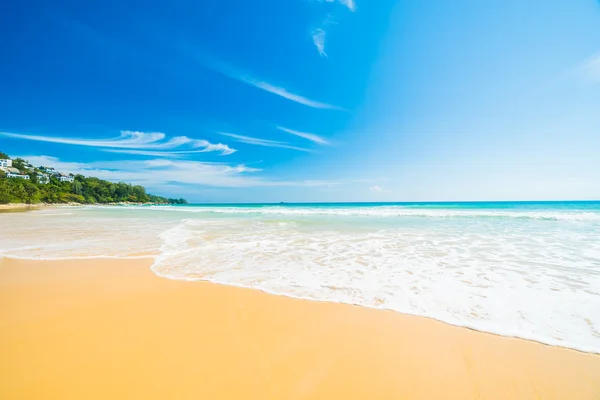 Hermosa playa tropical y el mar —  Fotos de Stock