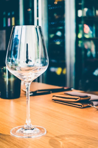 Wijnglas met de instelling van de tabel — Stockfoto