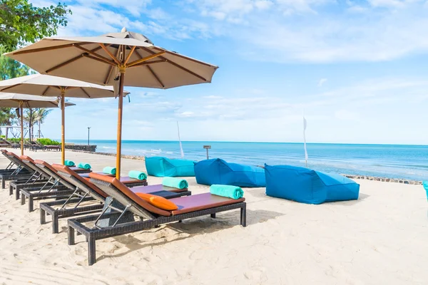 Extérieur avec parasol et chaise — Photo