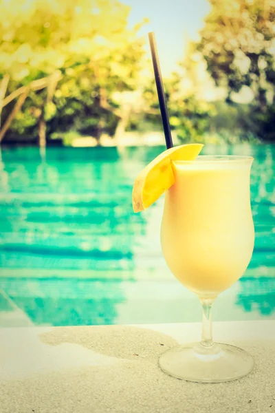Sok z mango z pięknego odkrytego basenu — Zdjęcie stockowe