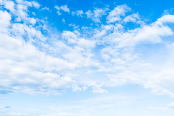 เมฆสีขาวที่สวยงาม — ภาพถ่ายสต็อก