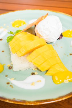 yapışkan pirinç mango ile