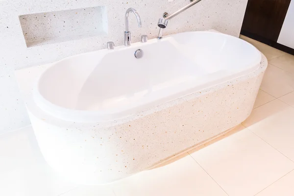 Красивая роскошная белая ванна — стоковое фото