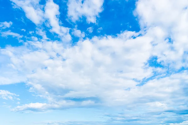 Nuvola bianca sul cielo blu — Foto Stock