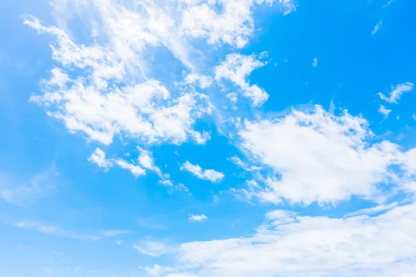 Vitt moln på blå himmel — Stockfoto