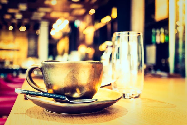 Coffee cup in coffee shop — Stock Photo, Image