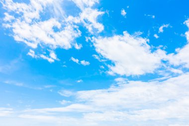 Mavi gökyüzünde beyaz bulut