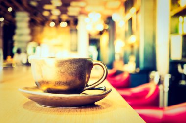 Kahve dükkanında kahve fincanı.