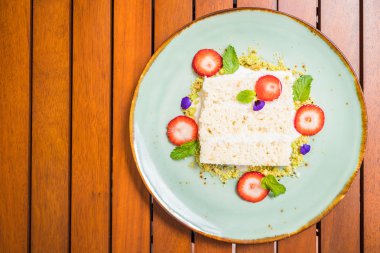 Hindistan cevizli pasta plaka üzerinde