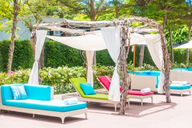 Şemsiye ve Yüzme Havuzu etrafında sandalye