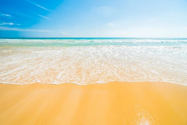 Hermosa playa tropical y el mar — Foto de Stock