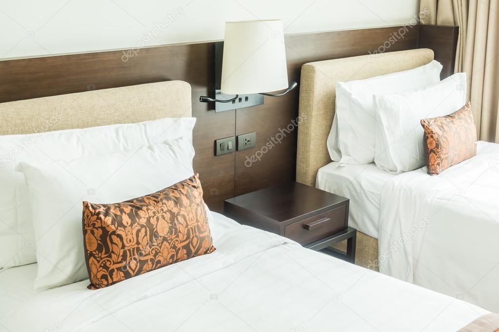 Uitgelezene Kussens op bed decoratie — Stockfoto © mrsiraphol #114447124 TD-87