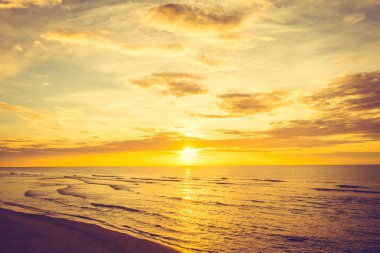 Sahilde gün batımı