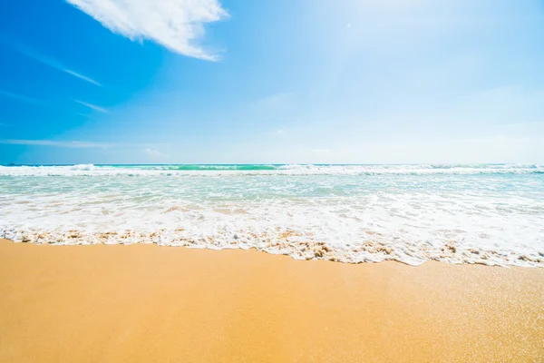 Bella spiaggia tropicale e mare — Foto Stock