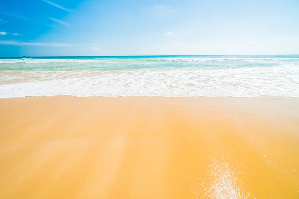 Bella spiaggia tropicale e mare — Foto Stock