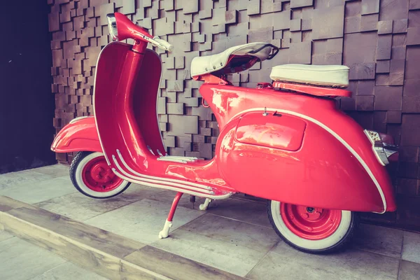 Röd vintage motorcykel — Stockfoto