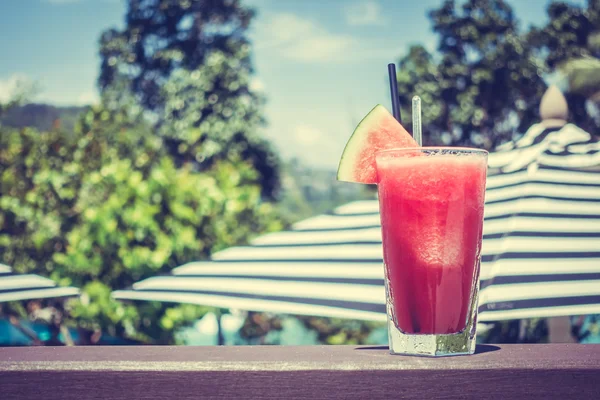 Succo in vetro con piscina — Foto Stock