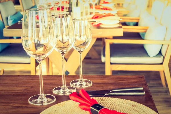 Copo de vinho com configuração de mesa — Fotografia de Stock
