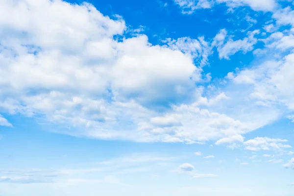 Vitt moln på blå himmel — Stockfoto