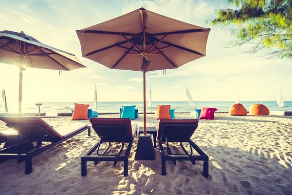 Extérieur avec parasol et chaise — Photo