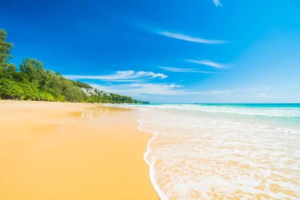 Piękna tropikalna plaża i morze — Zdjęcie stockowe