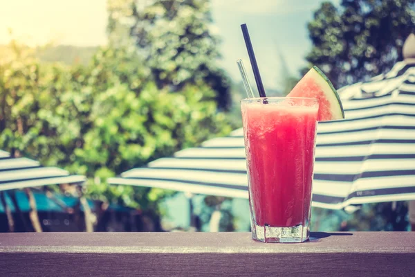 Suco em vidro com piscina — Fotografia de Stock