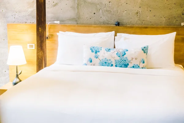Подушка на прикрасі ліжка — стокове фото