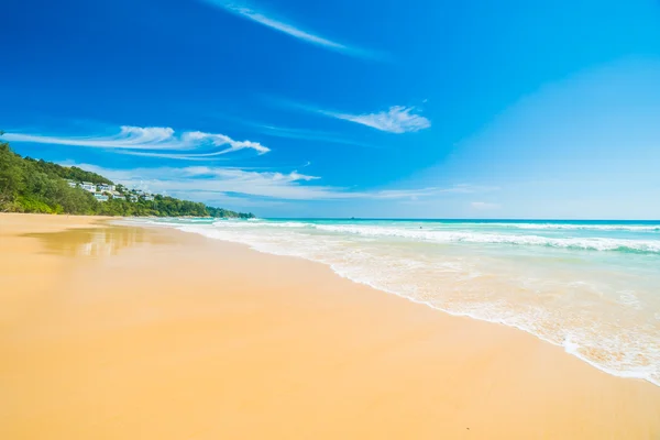 Hermosa playa tropical y el mar — Foto de Stock