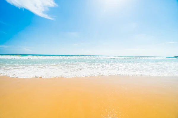 Bella spiaggia tropicale e mare — Foto Stock