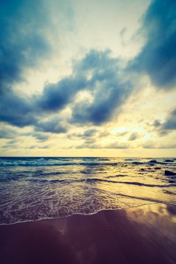 Sahilde gün batımı