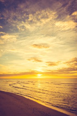 Sahilde gün batımı