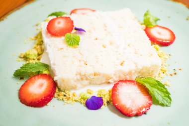 Hindistan cevizli pasta plaka üzerinde