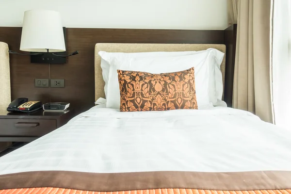 Almohadas en la cama decoración — Foto de Stock