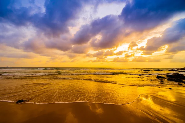 Pôr do sol na praia — Fotografia de Stock