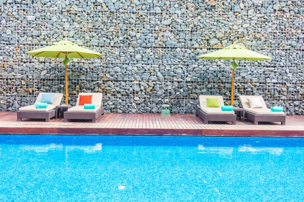 Şemsiye ve Yüzme Havuzu etrafında sandalye — Stok fotoğraf