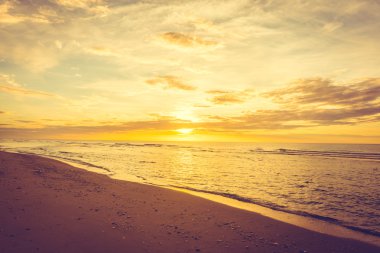 Sahilde gün batımı