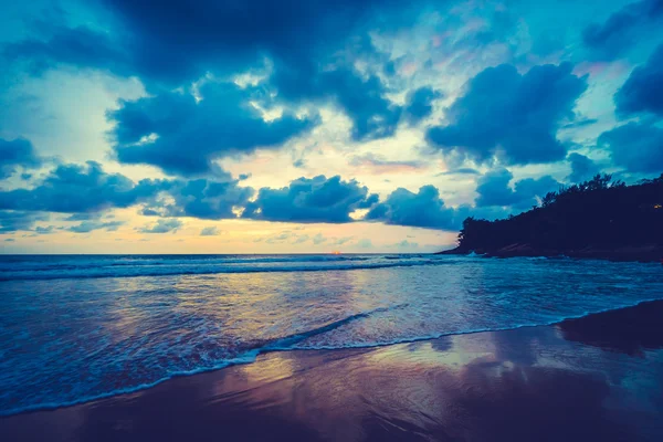 Pôr do sol na praia — Fotografia de Stock