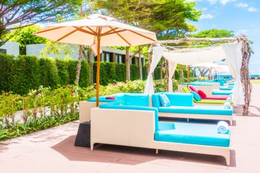 Şemsiye ve Yüzme Havuzu etrafında sandalye