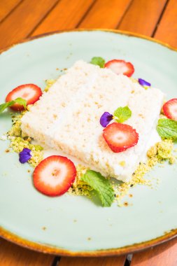 Hindistan cevizli pasta plaka üzerinde