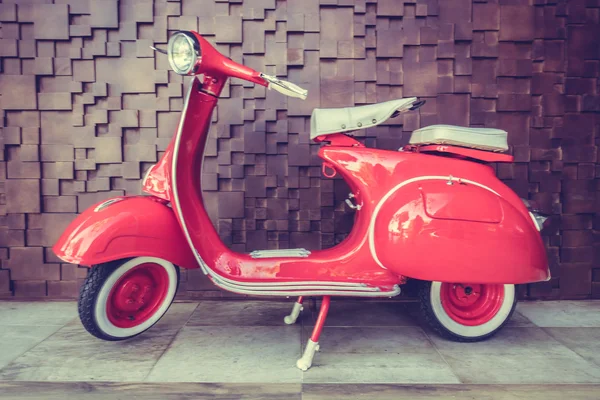 Kırmızı vintage motosiklet — Stok fotoğraf