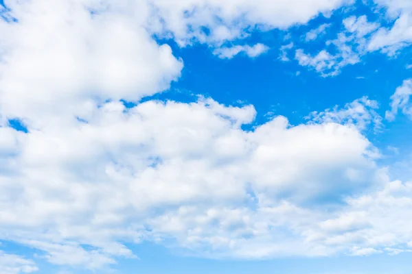 Bílý mrak na modré obloze — Stock fotografie