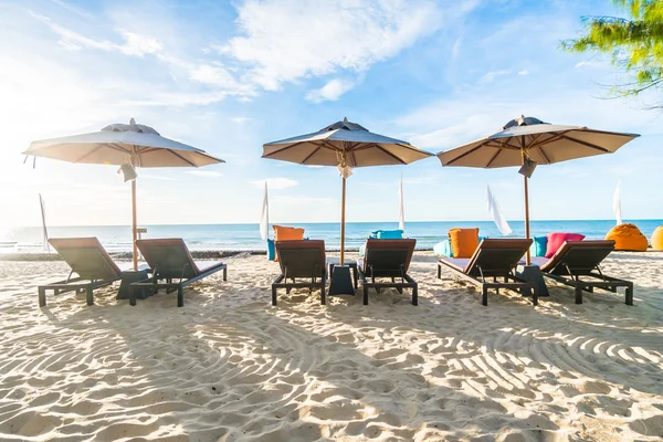 Extérieur avec parasol et chaise — Photo