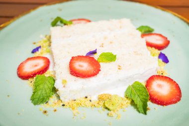 Hindistan cevizli pasta plaka üzerinde