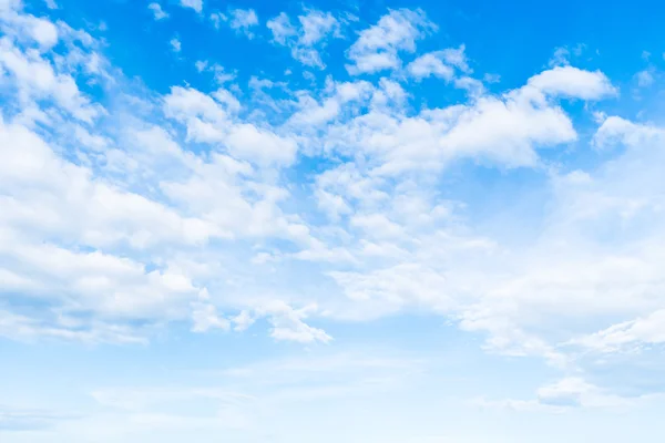 Vitt moln på blå himmel — Stockfoto