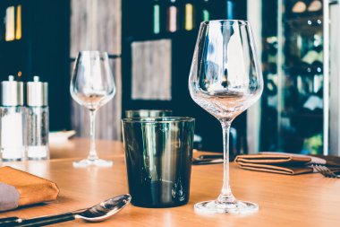 Tablo ayarı ile Şarap kadehi