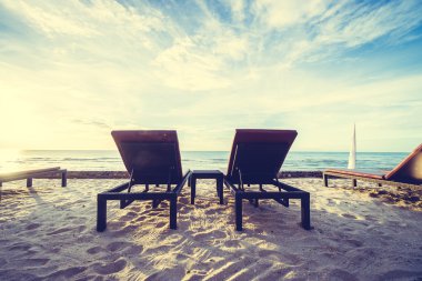 Şemsiye ve sandalye ile açık