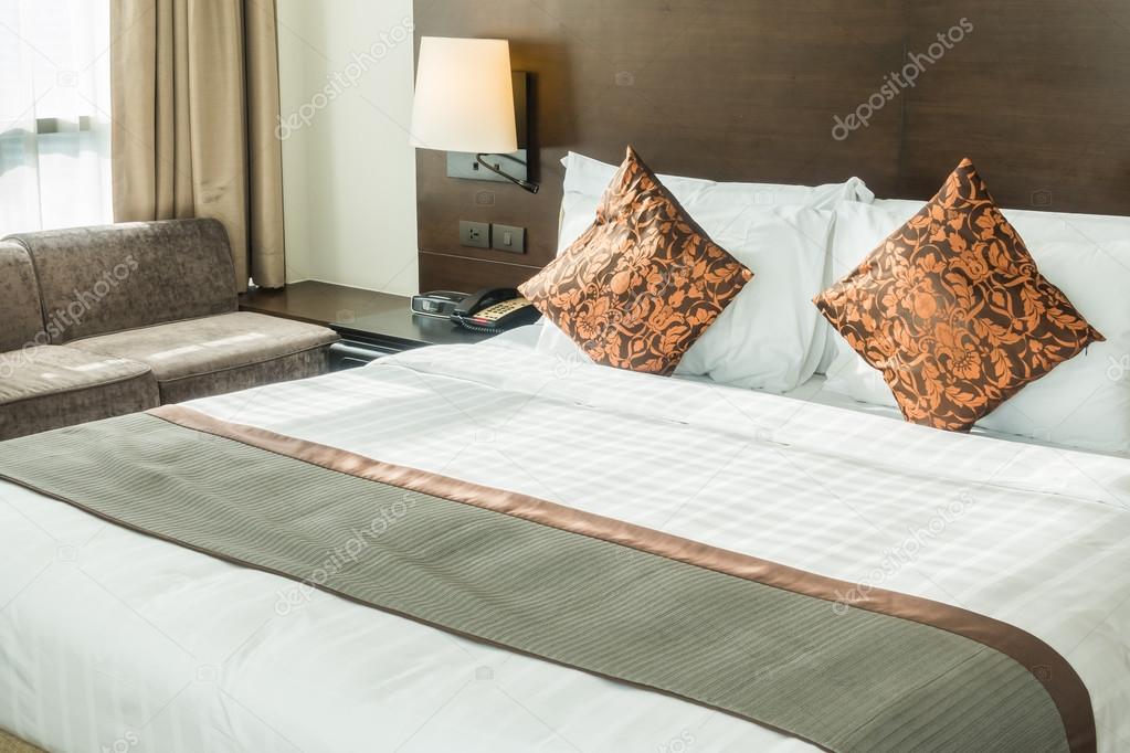 Verwonderlijk Kussens op bed decoratie — Stockfoto © mrsiraphol #114652108 AN-83