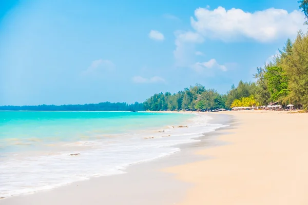 Mooi tropisch strand en zee — Stockfoto