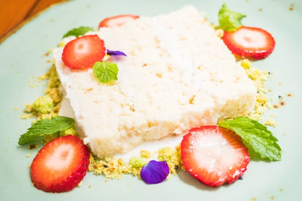 Pastel de coco en el plato —  Fotos de Stock