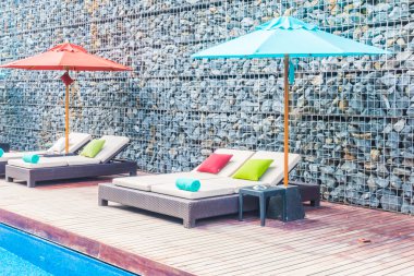 Şemsiye ve Yüzme Havuzu etrafında sandalye